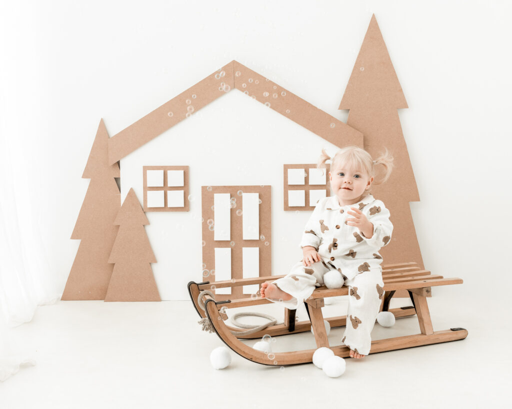 White Christmas Cottage - Christmas Mini Sessions for children and pets